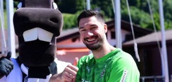 22.07.2025 Rottach-Egern Fussball, Herren, Saison 2025/2026, Trainingslager Borussia Moenchengladbach Daumen hoch bei Tim Kleindienst Gladbach, re. und Maskottchen Juenter DFL regulations prohibit any use of photographs as image sequences and/or quasi-video. Stadion Am Birkenmoos Bayern Deutschland *** 22 07 2025 Rottach Egern Fussball, Herren, Saison 2025 2026, Trainingslager Borussia Moenchengladbach Thumbs up at Tim Kleindienst Gladbach, re und Maskottchen Juenter DFL regulations prohibit any use of photographs as image sequences and or quasi video Stadion Am Birkenmoos Bayern Germany