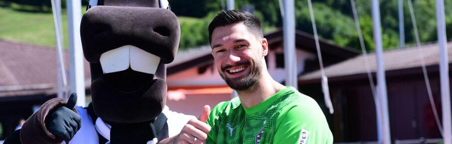 22.07.2025 Rottach-Egern Fussball, Herren, Saison 2025/2026, Trainingslager Borussia Moenchengladbach Daumen hoch bei Tim Kleindienst Gladbach, re. und Maskottchen Juenter DFL regulations prohibit any use of photographs as image sequences and/or quasi-video. Stadion Am Birkenmoos Bayern Deutschland *** 22 07 2025 Rottach Egern Fussball, Herren, Saison 2025 2026, Trainingslager Borussia Moenchengladbach Thumbs up at Tim Kleindienst Gladbach, re und Maskottchen Juenter DFL regulations prohibit any use of photographs as image sequences and or quasi video Stadion Am Birkenmoos Bayern Germany