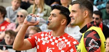 Fussball-Bundesliga - Saison 2024/2025 Mewa-Arena Mainz - 17.05.2025 1. FSV Mainz 05 mz - Bayer Leverkusen lev 2:2 Locker vor einem Eckball: Nadiem AMIRI 1. FSV Mainz 05, li, und Granit XHAKA Bayer Leverkusen DFL REGULATIONS PROHIBIT ANY USE OF PHOTOGRAPHS AS IMAGE SEQUENCES AND OR QUASI VIDEO EDITORIAL USE ONLY NATIONAL AND INTERNATIONAL NEWS AGENCIES OUT Fussball-Bundesliga - 1. FSV Mainz 05 *** Soccer Bundesliga Season 2024 2025 Mewa Arena Mainz 17 05 2025 1 FSV Mainz 05 mz Bayer Leverkusen lev 2 2 Loose before a corner kick Nadiem AMIRI 1 FSV Mainz 05 , left, and Granit XHAKA Bayer Leverkusen DFL REGULATIONS PROHIBIT ANY USE OF PHOTOGRAPHS AS IMAGE SEQUENCES AND OR QUASI VIDEO EDITORIAL USE ONLY NATIONAL AND INTERNATIONAL NEWS AGENCIES OUT Soccer Bundesliga 1 FSV Mainz 05