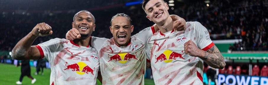 Jubel nach dem Spiel , Leipzigs Lois Openda, Xavi Simons, Lois Openda und Benjamin Sesko. Fussball DFB Pokal, Viertelfinale: RB Leipzig - VfL Wolfsburg 1:0. 26. Februar 2025: Leipzig, Red Bull Arena. RB Leipzig - VfL Wolfsburg 1:0 *** Cheering after the match , Leipzigs Lois Openda, Xavi Simons, Lois Openda and Benjamin Sesko Football DFB Cup, quarter-final RB Leipzig VfL Wolfsburg 1 0 February 26, 2025 Leipzig, Red Bull Arena RB Leipzig VfL Wolfsburg 1 0