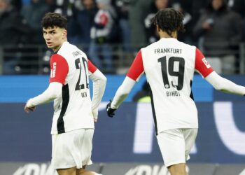 Can Uzun und Jean-Matteo Bahoya von Eintracht Frankfurt
