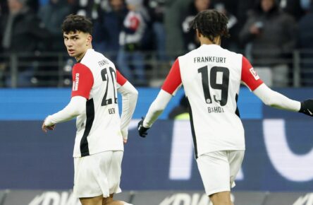 Can Uzun und Jean-Matteo Bahoya von Eintracht Frankfurt