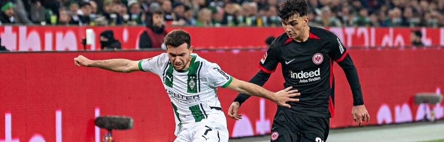 Kevin Stöger (Borussia Mönchengladbach) und Can Uzun (Eintracht Frankfurt) im Duell