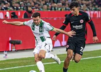 Kevin Stöger (Borussia Mönchengladbach) und Can Uzun (Eintracht Frankfurt) im Duell