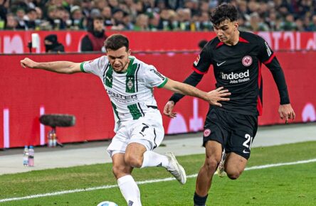 Kevin Stöger (Borussia Mönchengladbach) und Can Uzun (Eintracht Frankfurt) im Duell