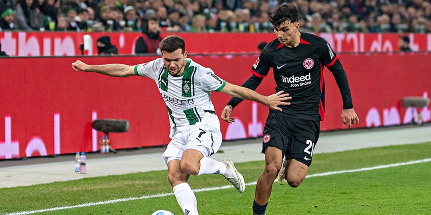 Kevin Stöger (Borussia Mönchengladbach) und Can Uzun (Eintracht Frankfurt) im Duell