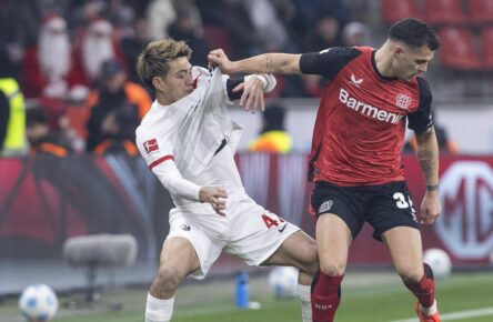Granit Xhaka von Bayer Leverkusen und Ritsu Doan vom SC Freiburg
