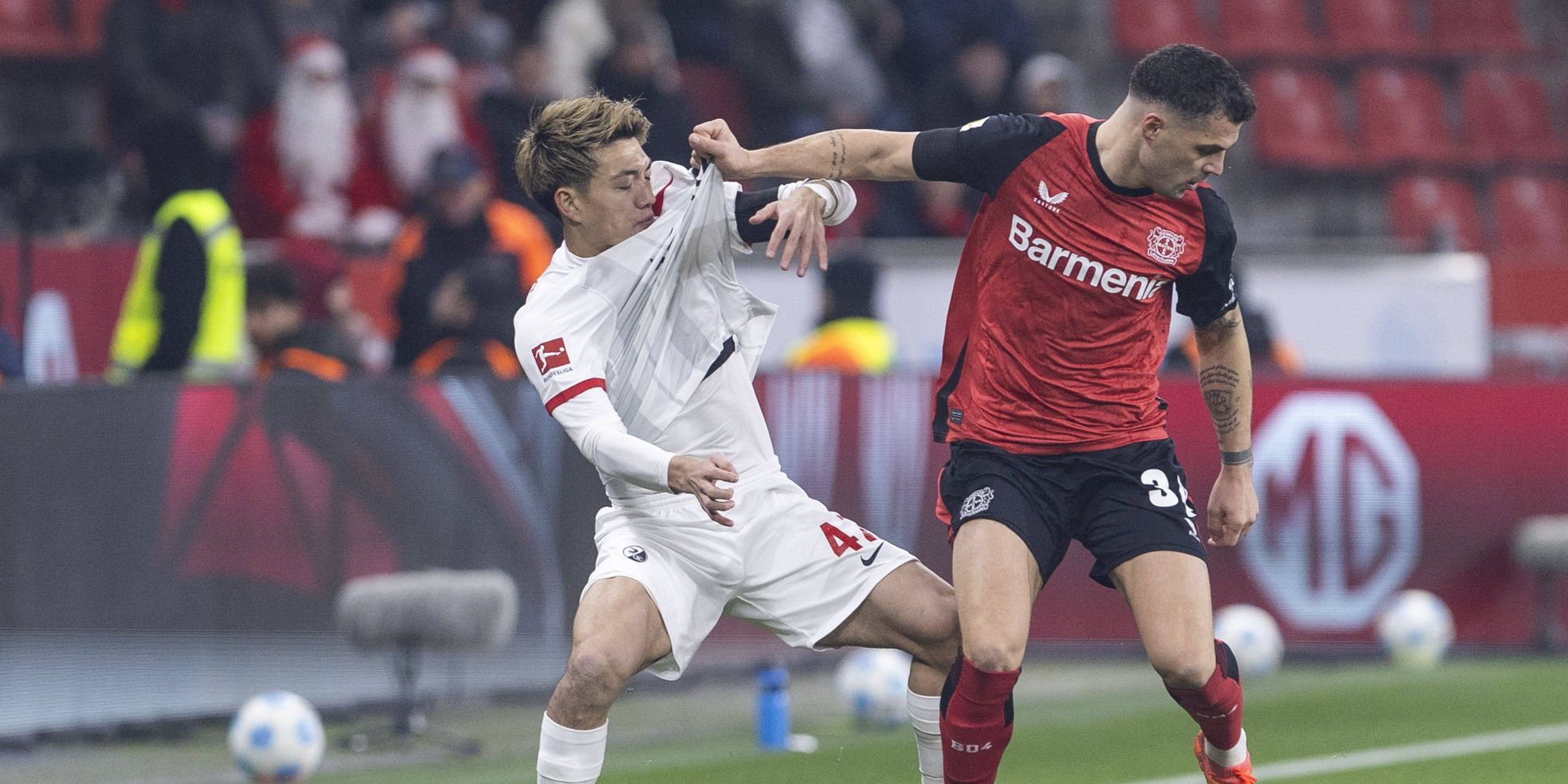 Granit Xhaka von Bayer Leverkusen und Ritsu Doan vom SC Freiburg