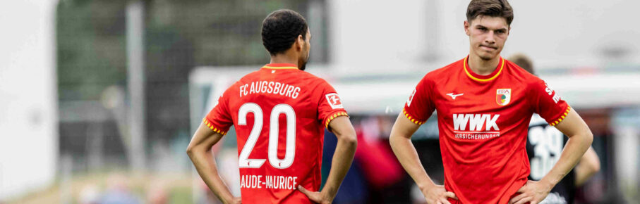 Fussball, Vorbereitung Saison 2025/2026, 1. Bundesliga, 3. Liga, Donaustadion Dillingen, Testspiel Freundschaftsspiel, Rot-Weiss Essen - FC Augsburg, 25.07.2025 25.07.2025, Fussball, Vorbereitung Saison 2025/2026, 1. Bundesliga, 3. Liga, Donaustadion Dillingen, Testspiel Freundschaftsspiel, Rot-Weiss Essen - FC Augsburg, Anstoß nach dem 2:0 Rückstand v.l. 20 Alexis Claude-Maurice FC Augsburg, 36 Mert Koemuer FC Augsburg Foto: Lucca Fundel Dillingen Donaustadion Bayern Deutschland *** Football, Preparation season 2025 2026, 1 Bundesliga, 3 Liga, Donaustadion Dillingen, Test match friendly, Rot Weiss Essen FC Augsburg, 25 07 2025 25 07 2025, Football, Preparation season 2025 2026, 1 Bundesliga, 3 Liga, Donaustadion Dillingen, Test match friendly, Rot Weiss Essen FC Augsburg, Kick-off after 2 0 deficit v l 20 Alexis Claude Maurice FC Augsburg , 36 Mert Koemuer FC Augsburg Foto Lucca Fundel Dillingen Donaustadion Bayern Germany