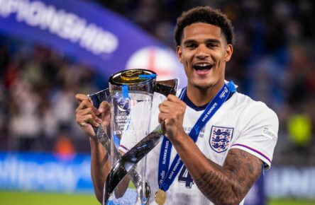 Leverkusen-Zugang Jarell Quansah jubelt über den U21-EM-Titel.