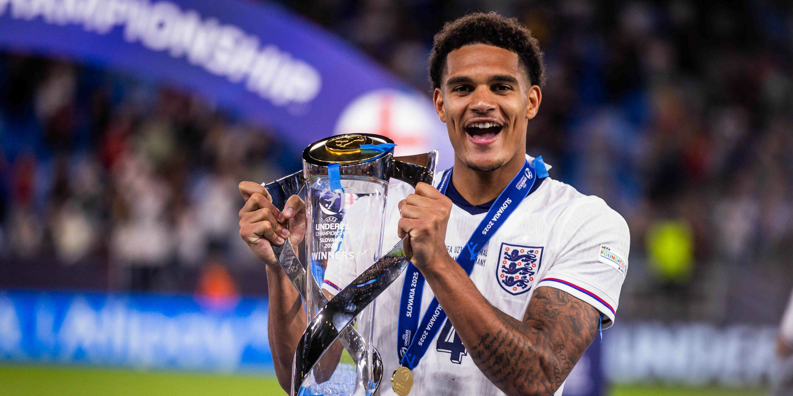 Leverkusen-Zugang Jarell Quansah jubelt über den U21-EM-Titel.