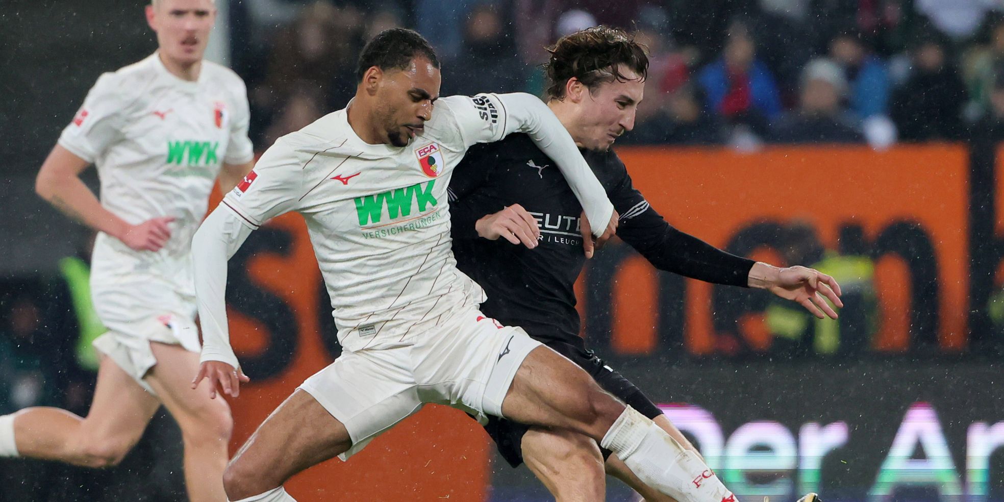 Gladbach-Youngster Rocco Reitz (r.) und Alexis Claude-Maurice vom FC Augsburg