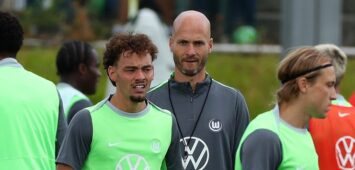 VfL Wolfsburg: Neuzugang Aaron Zehnter, daneben Neu-Trainer Paul Simonis