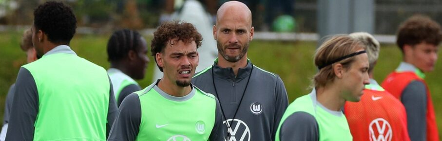 VfL Wolfsburg: Neuzugang Aaron Zehnter, daneben Neu-Trainer Paul Simonis