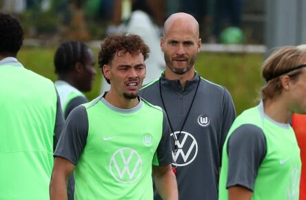 VfL Wolfsburg: Neuzugang Aaron Zehnter, daneben Neu-Trainer Paul Simonis