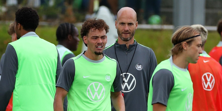VfL Wolfsburg: Neuzugang Aaron Zehnter, daneben Neu-Trainer Paul Simonis