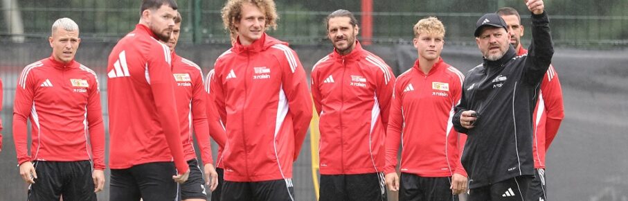 Tim Skarke, Oliver Burke, Alex Kral, Christopher Trimmel, Andras Schäfer, Trainer Steffen Baumgart zeigend, gestikulierend / / Fußball Fussball / 1.Bundesliga Herren DFL / Saison 2025/2026 / 05.08.2025 / 1.FC Union Berlin FCU / DFL regulations prohibit any use of photographs as image sequences and/or quasi-video. / *** Tim Skarke, Oliver Burke, Alex Kral, Christopher Trimmel, Andras Schäfer, coach Steffen Baumgart pointing, gesticulating Sports Football Soccer 1 Bundesliga Men DFL Season 2025 2026 05 08 2025 1 FC Union Berlin FCU DFL regulations prohibit any use of photographs as image sequences and or quasi video