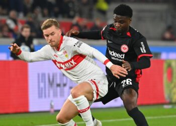 Dina-Ebimbe von Eintracht Frankfurt im Zweikampf mit Mittelstädt vom VfB Stuttgart