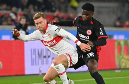 Dina-Ebimbe von Eintracht Frankfurt im Zweikampf mit Mittelstädt vom VfB Stuttgart