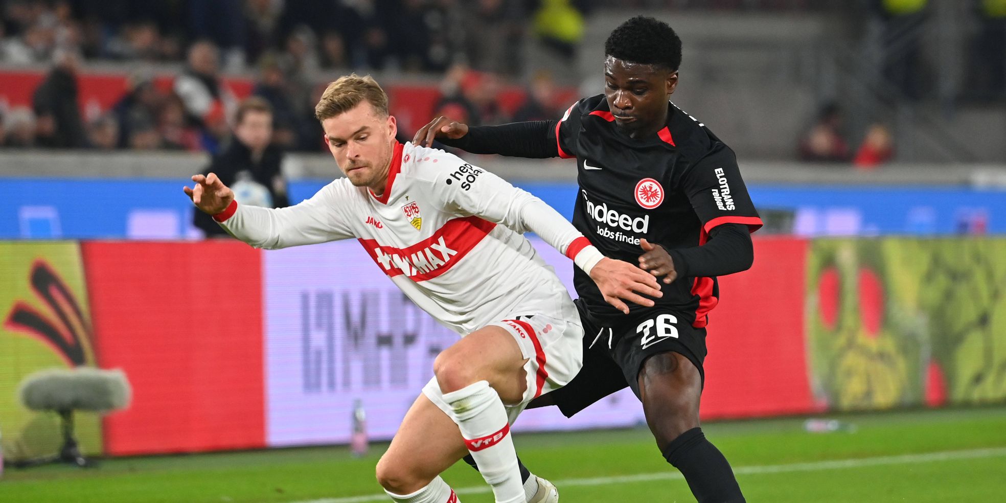 Dina-Ebimbe von Eintracht Frankfurt im Zweikampf mit Mittelstädt vom VfB Stuttgart