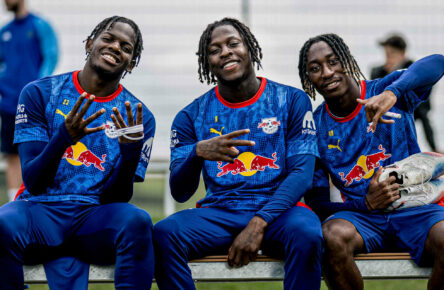 Johan Bakayoko (m.) und Yan Diomande (r.) freuen sich auf die Zeit bei RB Leipzig mit Castello Lukeba und Co.