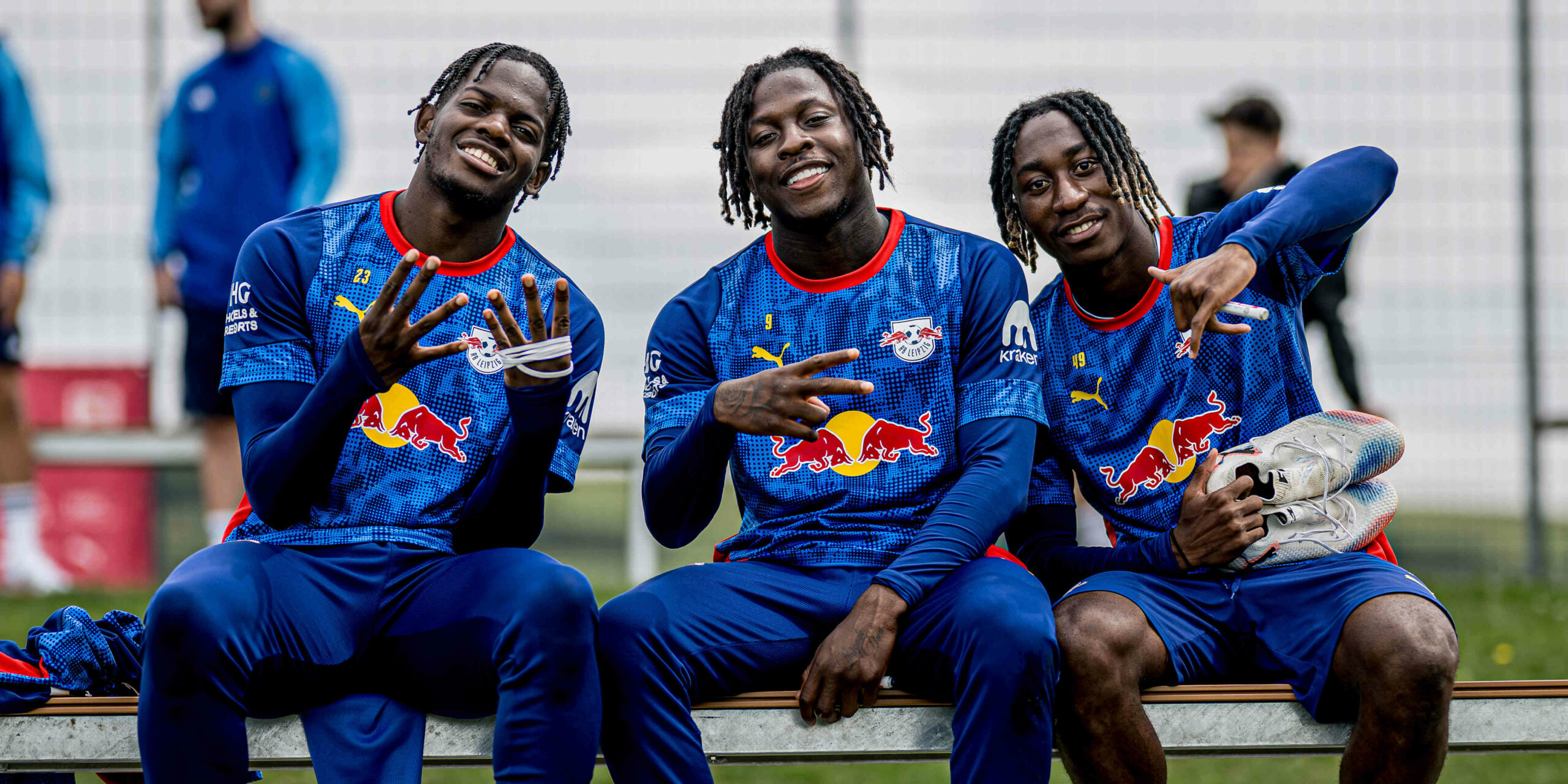 Johan Bakayoko (m.) und Yan Diomande (r.) freuen sich auf die Zeit bei RB Leipzig mit Castello Lukeba und Co.