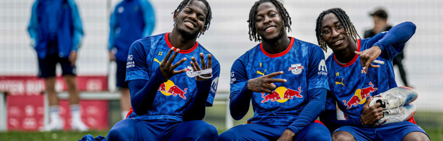 Leipzigs Castello Junior Lukeba, Johan Bakayoko und Yan Diomande beim Training. Trainingslager RB Leipzig in Donaueschingen / Aasen am 27. Juli 2025. Sportplatz SV Aasen, Donaueschingen. Trainingslager RB Leipzig *** Leipzigs Castello Junior Lukeba, Johan Bakayoko and Yan Diomande at the RB Leipzig training camp in Donaueschingen Aasen on July 27, 2025 SV Aasen sports ground, Donaueschingen RB Leipzig training camp