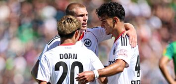 Die Eintracht-Stars Ritsu Doan, Rasmus Kristensen und Can Uzun feiern beim Pokalsieg in Engern