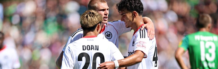 Die Eintracht-Stars Ritsu Doan, Rasmus Kristensen und Can Uzun feiern beim Pokalsieg in Engern