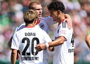 Die Eintracht-Stars Ritsu Doan, Rasmus Kristensen und Can Uzun feiern beim Pokalsieg in Engern