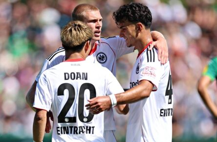 Die Eintracht-Stars Ritsu Doan, Rasmus Kristensen und Can Uzun feiern beim Pokalsieg in Engern