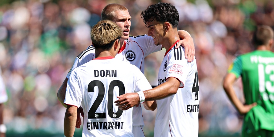 Die Eintracht-Stars Ritsu Doan, Rasmus Kristensen und Can Uzun feiern beim Pokalsieg in Engern