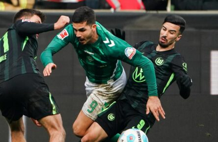 Andre Silva von Werder Bremen und Mohamed Amoura vom VfL Wolfsburg