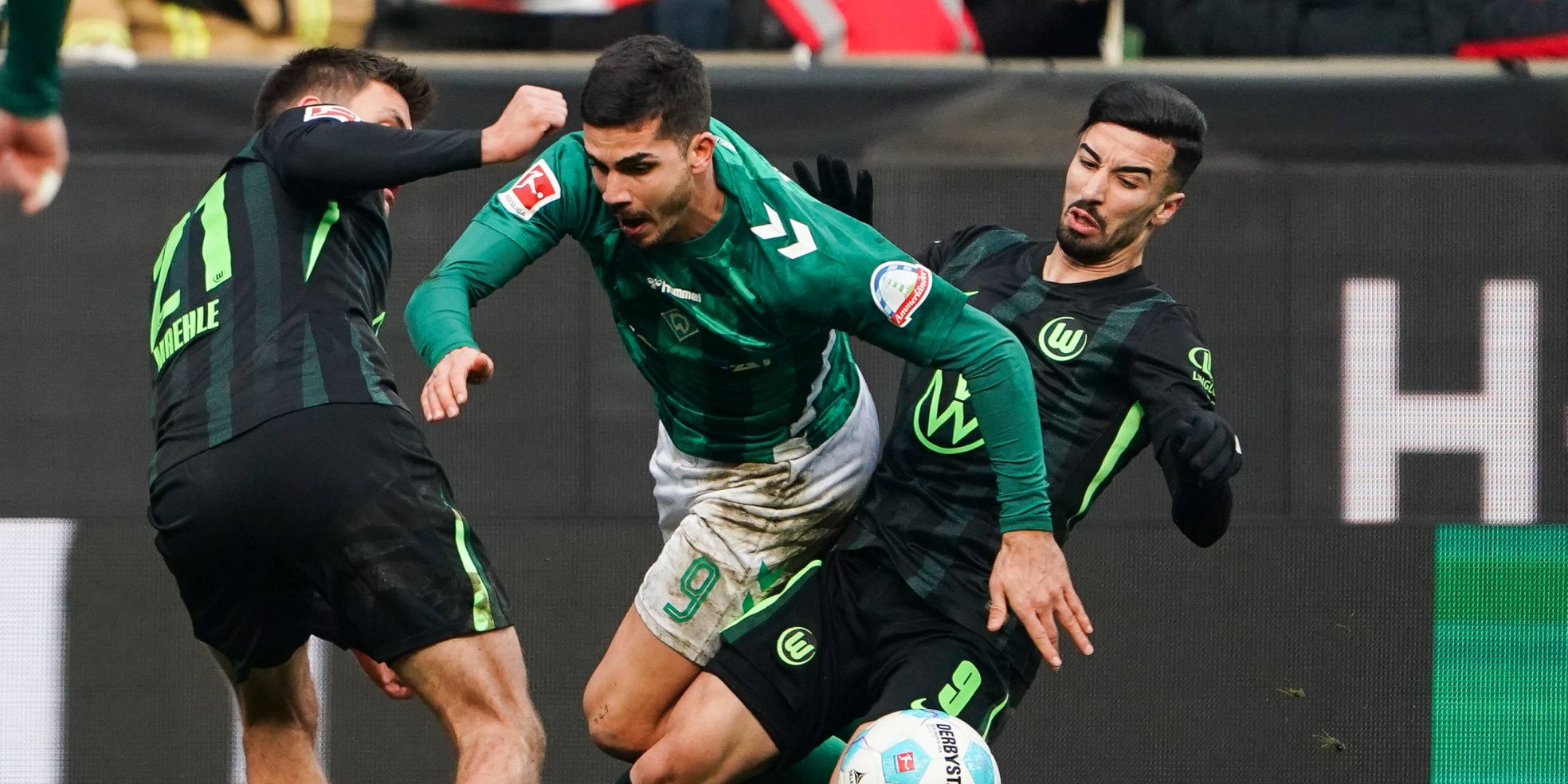Andre Silva von Werder Bremen und Mohamed Amoura vom VfL Wolfsburg