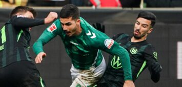 Andre Silva von Werder Bremen und Mohamed Amoura vom VfL Wolfsburg