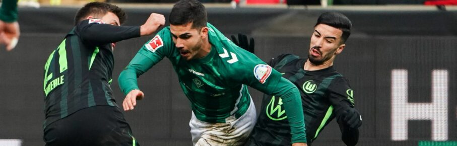 Andre Silva von Werder Bremen und Mohamed Amoura vom VfL Wolfsburg