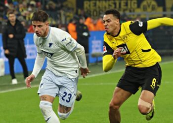 Diese Stars sind zu teuer: Adam Hlozek (TSG Hoffenheim) und Felix Nmecha (Borussia Dortmund) im Duell
