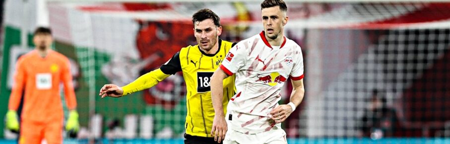 Christoph Baumgartner (RasenBallsport Leipzig) im Duell mit Pascal Groß (Borussia Dortmund)