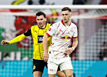 Christoph Baumgartner (RasenBallsport Leipzig) im Duell mit Pascal Groß (Borussia Dortmund)