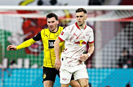 Christoph Baumgartner (RasenBallsport Leipzig) im Duell mit Pascal Groß (Borussia Dortmund)