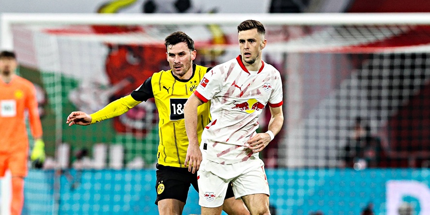 Christoph Baumgartner (RasenBallsport Leipzig) im Duell mit Pascal Groß (Borussia Dortmund)