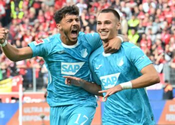 Umut Tohumcu von der TSG Hoffenheim jubelt mit Fisnik Asllani