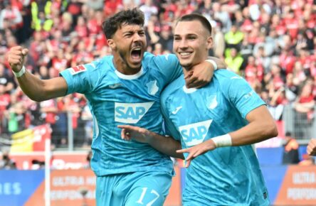 Umut Tohumcu von der TSG Hoffenheim jubelt mit Fisnik Asllani