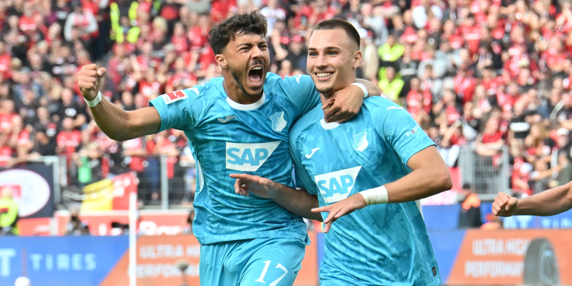 Umut Tohumcu von der TSG Hoffenheim jubelt mit Fisnik Asllani