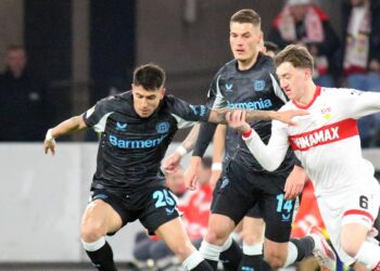 Angelo Stiller vom VfB Stuttgart und Patrik Schick von Bayer Leverkusen
