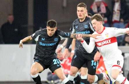 Angelo Stiller vom VfB Stuttgart und Patrik Schick von Bayer Leverkusen