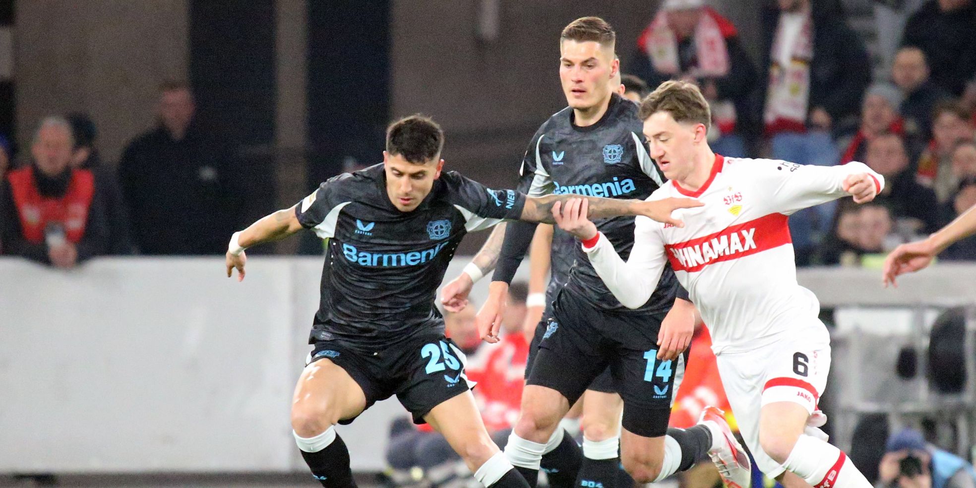 Angelo Stiller vom VfB Stuttgart und Patrik Schick von Bayer Leverkusen