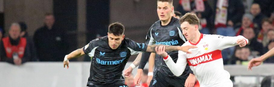 Angelo Stiller vom VfB Stuttgart und Patrik Schick von Bayer Leverkusen