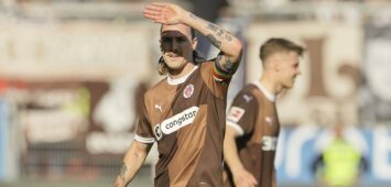 Foto : skeptische Miene bei ... Jackson Irvine Pauli und David Nemeth Pauli , links Fussball 1. Bundesliga , 29. Spieltag am Sa. 12.04.2025 Holstein Kiel - FC St. Pauli 1 - 2 *** Photo skeptical expression at Jackson Irvine Pauli and David Nemeth Pauli , left Football 1 Bundesliga , 29 Matchday on Sat 12 04 2025 Holstein Kiel FC St Pauli 1 2