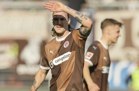 Foto : skeptische Miene bei ... Jackson Irvine Pauli und David Nemeth Pauli , links Fussball 1. Bundesliga , 29. Spieltag am Sa. 12.04.2025 Holstein Kiel - FC St. Pauli 1 - 2 *** Photo skeptical expression at Jackson Irvine Pauli and David Nemeth Pauli , left Football 1 Bundesliga , 29 Matchday on Sat 12 04 2025 Holstein Kiel FC St Pauli 1 2